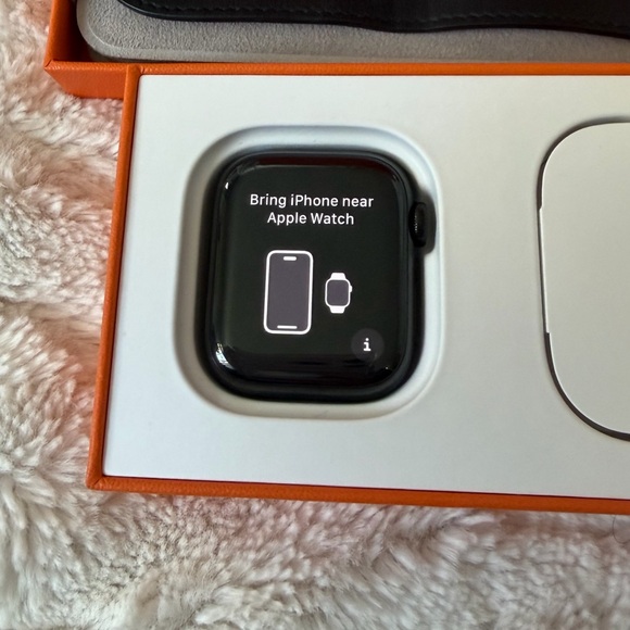 Apple Hermès Smartwatch - Black and Pink - Picture 2 of 10